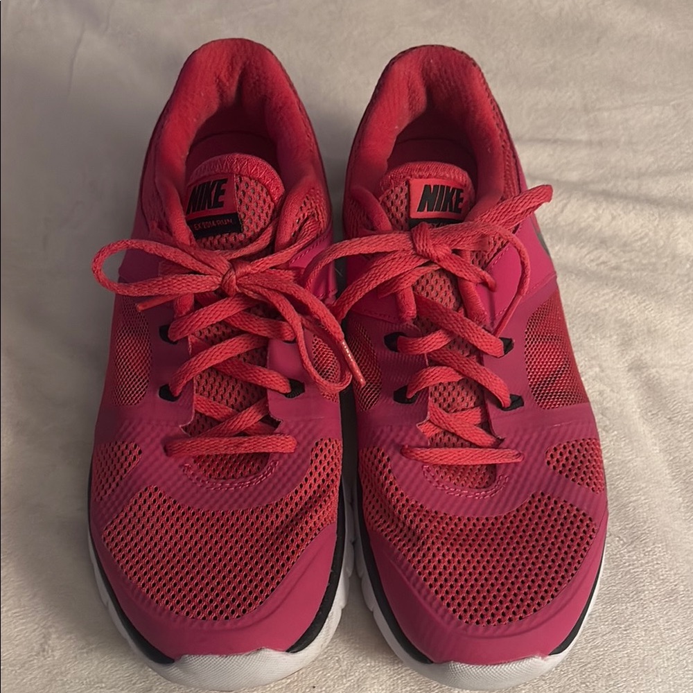 Nike Pink Athletic Shoes Sleek Design‎